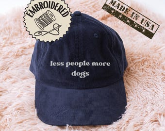 「Less People More Dogs」コーデュロイハット、面白い犬好きへのギフト、内向的な犬好きママのキャップ、反社会的なペットの引用句入りハット、刺繍入り犬ユーモアハット