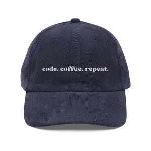 Gorra de pana bordada con texto "Code Coffee Repeat", ajustable, no estructurada, ideal para programadores y técnicos. imagen 3