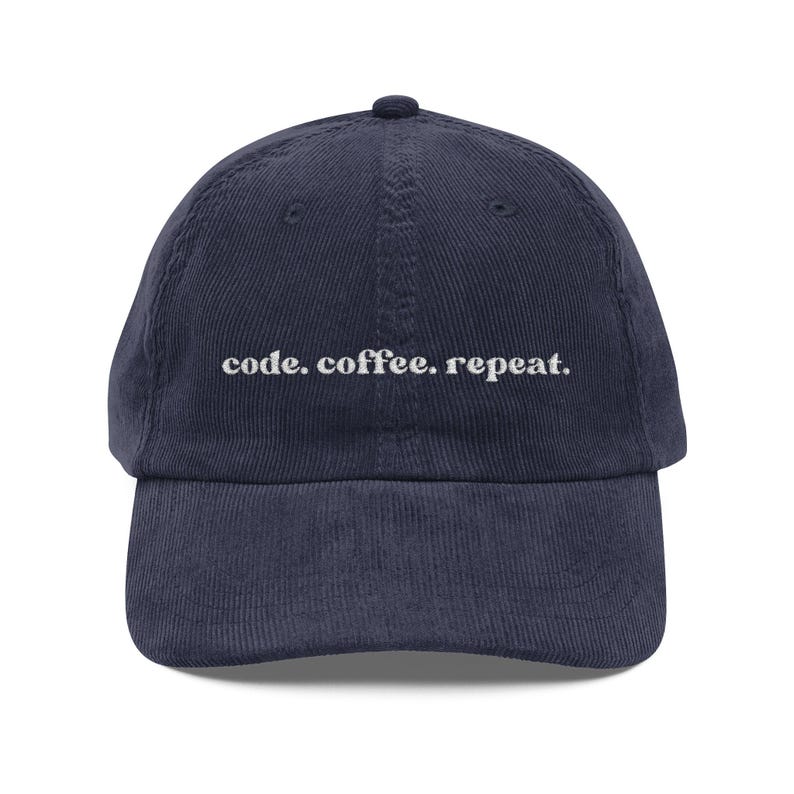 Gorra de pana bordada con texto "Code Coffee Repeat", ajustable, no estructurada, ideal para programadores y técnicos. imagen 3
