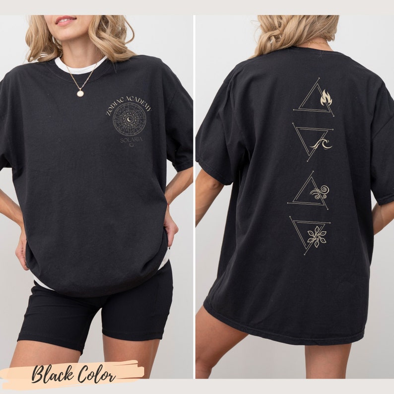 以下が含まれることがあります： 黒のオーバーサイズTシャツ。円の中に「Zodiac Academy」の文字と三日月が描かれたグラフィックがプリントされています。Tシャツの背面には、火、水、空気、土の要素を表す、異なるシンボルが描かれた4つの三角形のグラフィックがプリントされています。