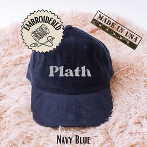 Chapéu Plath com bordado de Sylvia Plath, presente literário, boné de veludo cotelê estilo Dark Academia, ajustável, vintage, desestruturado, para amantes de poesia e livros.