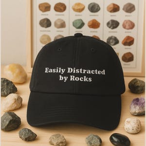 Leicht abgelenkt von Felsen Denim Hut Lustige Geologie-Liebhaber-Geschenk Rockhound Trucker Cap Mineraliensammler gestickte Hut Natur Rock Fan Cap