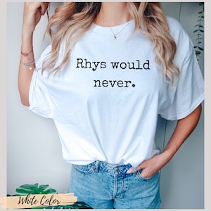Puede incluir: Camiseta blanca con el texto "Rhys would never." impreso en negro.