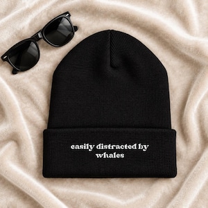 Gorro con puño bordado "Fácilmente Distraído por las Ballenas", Regalo para Amantes de las Ballenas, Gorro de Invierno Oceánico, Avistamiento de Ballenas