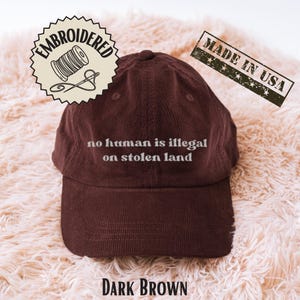 Gorra de pana bordada con el lema "Ningún ser humano es ilegal en tierras robadas", regalo activista, ajustable, estilo justicia no estructurado, sombrero de derechos indígenas.