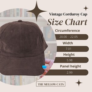 K&ouml;nnte beinhalten: Eine dunkelbraune Cordkappe neben einer Gr&ouml;&szlig;entabelle mit der &Uuml;berschrift Vintage Corduroy Cap Size Chart. Die Tabelle listet Umfang 20,00 - 22,05, Breite 7,01, H&ouml;he 5,98 und Panelh&ouml;he 2,99. Unten steht der Text THE MELLOW CATS.