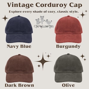 Peut inclure: Quatre casquettes de baseball en velours c&ocirc;tel&eacute;, bleu marine, bordeaux, marron fonc&eacute; et vert olive. Les casquettes sont pr&eacute;sent&eacute;es sur un fond beige clair avec le texte "Vintage Corduroy Cap" et "Explore every shade of cozy, classic style."