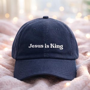 Jesus ist König Hut gestickte christliche Cordkappe Evangelium Nachricht Glaube basierte verstellbare Vintage Stil Baumwolle unstrukturierte Dad Hut
