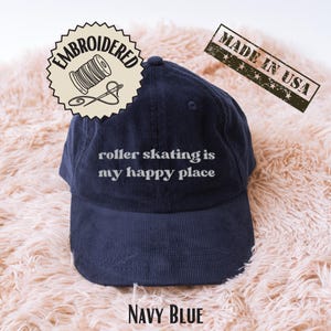 Gorra "Patinaje es mi lugar feliz", gorra de pana bordada, regalo para patinadora, frase de Derby Girl, regalo de cumpleaños