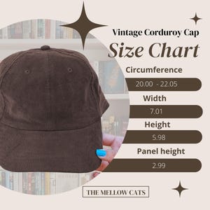 Peut inclure: Casquette en velours c&ocirc;tel&eacute; marron avec le texte "Vintage Corduroy Cap" et un tableau des tailles. La circonf&eacute;rence est de 50,80 - 56,01 cm, la largeur est de 17,81 cm, la hauteur est de 15,19 cm et la hauteur du panneau est de 7,59 cm. La marque "THE MELLOW CATS" est &eacute;galement visible.