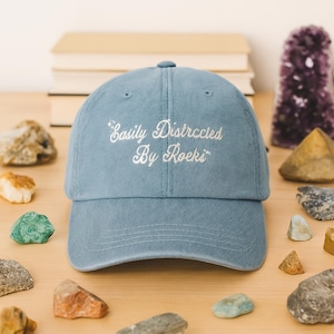 Leicht abgelenkt von Felsen Denim Hut Lustige Geologie-Liebhaber-Geschenk Rockhound Trucker Cap Mineraliensammler gestickte Hut Natur Rock Fan Cap