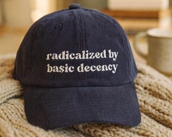 Gorra Radicalized By Basic Decency con bordado de mensaje político. Gorra de pana con mensaje feminista progresista y ajustable de algodón vintage.