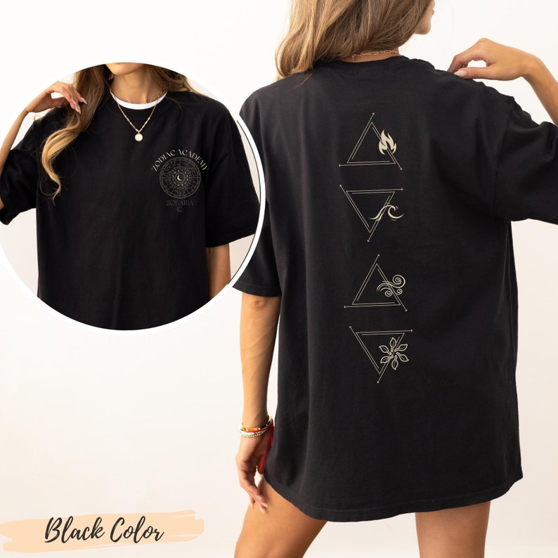 以下が含まれることがあります： 4つの三角形が描かれた黒色のオーバーサイズTシャツ。各三角形には、火、水、空気、土の4つの要素を表すシンボルが描かれています。シャツの前には「Zodiac Academy」の文字がプリントされています。