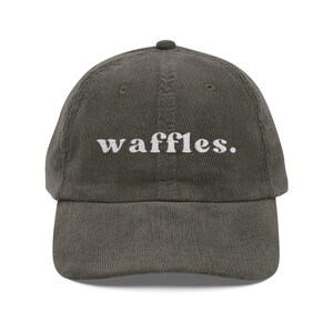 Chapeau pour les amateurs de gaufres Casquette en velours côtelé brodée Citation de petit déjeuner amusante Cadeau brunch pour gourmets image 3