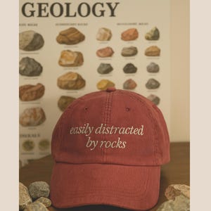 Leicht abgelenkt von Rocks Vintage Hut Lustige Geologie Liebhaber Geschenk Rockhound Trucker Cap Mineralsammler gestickte Hut Natur Rock Fan Cap