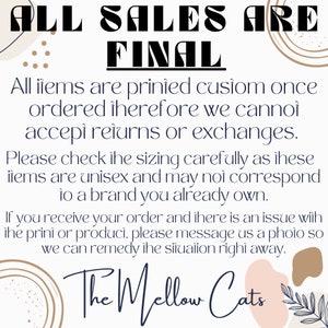 Op de afbeelding: Een wit bord met zwarte tekst dat "ALL SALES ARE FINAL" zegt. De tekst hieronder legt uit dat alle items op maat worden geprint zodra ze besteld zijn en daarom kunnen ze niet worden geretourneerd of geruild. Het bord bevat ook een herinnering om de maatvoering zorgvuldig te controleren, aangezien de items unisex zijn en mogelijk niet overeenkomen met een merk dat je al hebt. Het bord eindigt met "The Mellow Cats".
