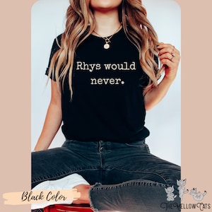 Puede incluir: Una camiseta negra con el texto "Rhys would never." impreso en blanco.