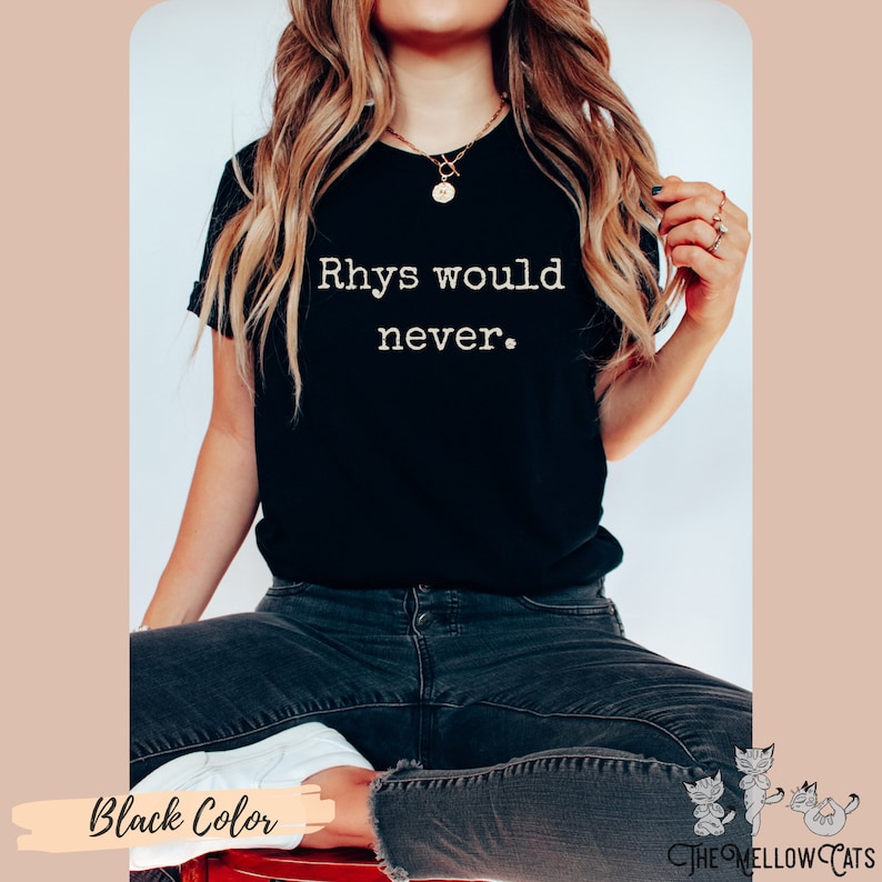 Puede incluir: Una camiseta negra con el texto "Rhys would never." impreso en blanco.