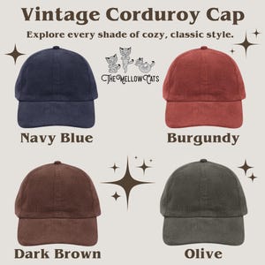 K&ouml;nnte beinhalten: Vier Cord-Kappen in Marineblau, Burgunderrot, Dunkelbraun und Oliv. Der Text lautet Vintage Corduroy Cap, Explore every shade of cozy, classic style und The Mellow Cats mit einer Grafik von drei Katzen. Jede Kappe hat einen gebogenen Schirm.
