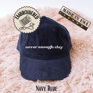 Gorro de arcilla "Nunca es suficiente", gorro de pana bordado, regalo de artista de cerámica, creador de citas de cerámica, estilo de estudio, sombrero artesanal