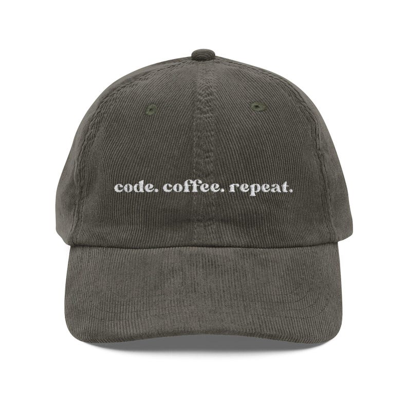 Gorra de pana bordada con texto "Code Coffee Repeat", ajustable, no estructurada, ideal para programadores y técnicos. imagen 2