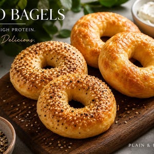 Puede incluir: Cuatro bagels keto, dos con condimento de todo, sobre una tabla de madera. La imagen incluye el texto "Keto Bagels, Low Carb, High Protein, Seriously Delicious." También se ven un cuenco de queso crema y un cuenco de semillas.