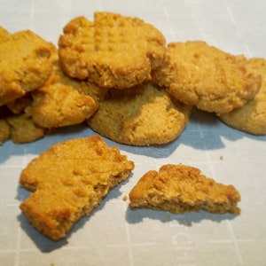 Keto peanut butter cookies, 2.5g net carbs per cookie, sugar free, diabetic friendly, low carb, gluten free.