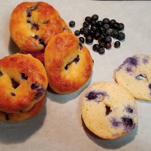Keto blueberry bagels, low carb, sugar free, 5g of net carbs, diabetic alternative.