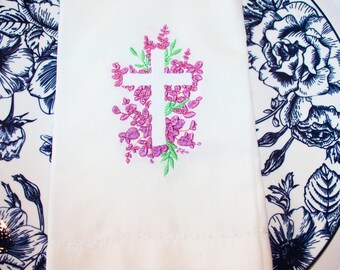 Broderad servett med blommigt kors | Broderad påskservett | Broderad middagsservett | Middagsservett med blommigt kors | Påskservett