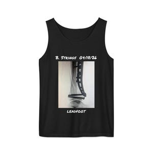 Op de afbeelding: Witte tanktop met een medische röntgenfoto van een been met een metalen plaat en schroeven. De tekst "B. STRINGS 04/18/26" staat boven de afbeelding en "LEADFOOT" eronder. De tanktop is mouwloos.