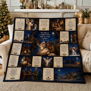 Könnte beinhalten: Eine rechteckige Wohndecke mit einer Collage aus Krippenszenen und religiösen Texten. Das Design zeigt Illustrationen der heiligen Familie, Engeln und den heiligen drei Königen vor einem dunkelblauen Sternenhimmel, umrahmt von beigen Textfeldern.
