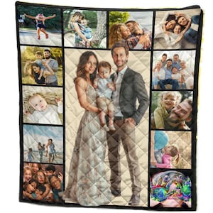 Könnte beinhalten: Eine personalisierte Foto-Quiltdecke mit einer Collage von Familienfotos. Die Decke ist schwarz mit einem Rautenmuster und enthält verschiedene Familienporträts, die Momente der Freude festhalten. Ein einzigartiges und sentimentales Geschenk.