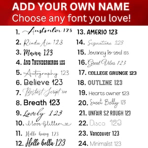 Puede incluir: Una lista de 24 estilos de fuente diferentes con el texto "123" despu&eacute;s de cada nombre de fuente. Los estilos de fuente se enumeran en dos columnas. El texto en la parte superior de la imagen dice "ADD YOUR OWN NAME Choose any font you love!"