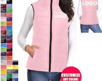 Puede incluir: Un chaleco acolchado rosa con una cremallera negra y un ribete negro alrededor de las sisas. El chaleco tiene dos bolsillos en la parte delantera y las palabras "Custom LOGO" impresas en blanco en la parte delantera. El chaleco lo lleva puesto una persona que lleva unos vaqueros azules.