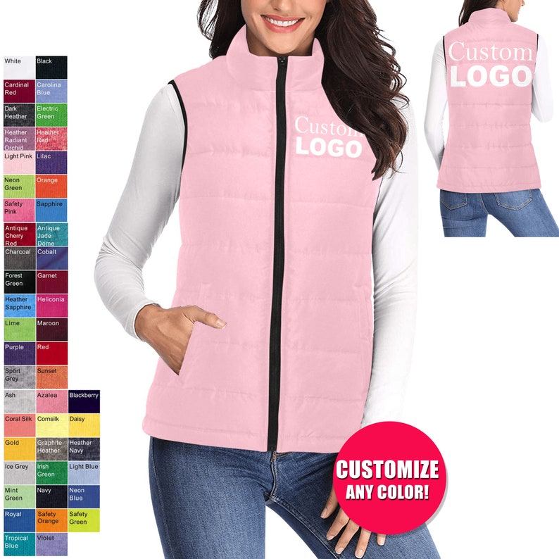 Puede incluir: Un chaleco acolchado rosa con una cremallera negra y un ribete negro alrededor de las sisas. El chaleco tiene dos bolsillos en la parte delantera y las palabras "Custom LOGO" impresas en blanco en la parte delantera. El chaleco lo lleva puesto una persona que lleva unos vaqueros azules.