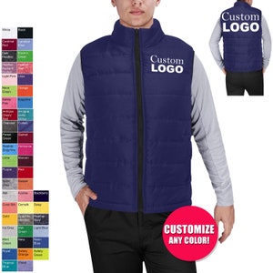 Puede incluir: Un chaleco acolchado azul con cierre de cremallera y tirador de cremallera negro. El chaleco tiene un logotipo personalizado en la parte delantera y trasera. El texto "CUSTOMIZE ANY COLOR!" est&aacute; en la esquina inferior derecha de la imagen. El chaleco est&aacute; disponible en una variedad de colores.