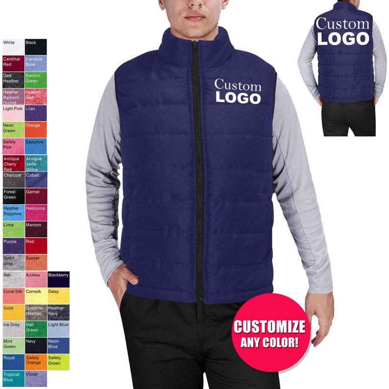 Puede incluir: Un chaleco acolchado azul con cierre de cremallera y tirador de cremallera negro. El chaleco tiene un logotipo personalizado en la parte delantera y trasera. El texto "CUSTOMIZE ANY COLOR!" est&aacute; en la esquina inferior derecha de la imagen. El chaleco est&aacute; disponible en una variedad de colores.
