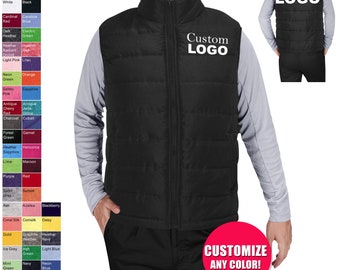 Puede incluir: Un chaleco acolchado negro con cierre de cremallera y dos bolsillos. El chaleco tiene un "Custom Logo" blanco impreso en la parte delantera. El chaleco se muestra en un modelo que lleva una camisa de manga larga gris y pantalones negros. La imagen también incluye una tabla de colores con varias opciones de color para el chaleco.