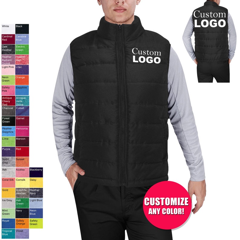 Puede incluir: Un chaleco acolchado negro con cierre de cremallera y dos bolsillos. El chaleco tiene un "Custom Logo" blanco impreso en la parte delantera. El chaleco se muestra en un modelo que lleva una camisa de manga larga gris y pantalones negros. La imagen tambi&eacute;n incluye una tabla de colores con varias opciones de color para el chaleco.