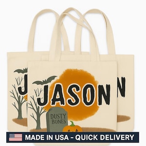Puede incluir: Bolsas de mano de lona blanquecina con asas negras. Las bolsas presentan un diseño temático de Halloween con el nombre "JASON" en letras negras grandes, una calabaza, murciélagos y una lápida. El texto "MADE IN USA - QUICK DELIVERY" está en la parte inferior.