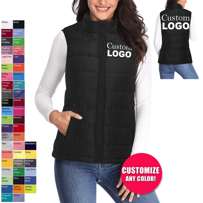 Puede incluir: Un chaleco acolchado negro con cierre de cremallera y dos bolsillos. El chaleco tiene "Custom LOGO" impreso en la parte delantera en blanco. El chaleco se muestra en una modelo que lleva pantalones vaqueros azules y una camisa blanca de manga larga. La imagen tambi&eacute;n muestra una tabla de colores con varias opciones de color para el chaleco.