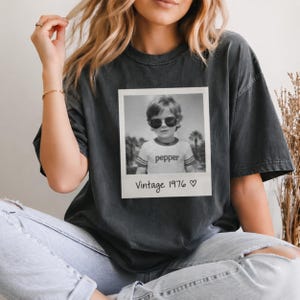 Maglietta di compleanno personalizzata con foto, maglietta con foto Polaroid vintage, regalo personalizzato per l'anno di fondazione, colori Comfort per il 30°, 40° e 50° compleanno, stile retrò per la festa della mamma.