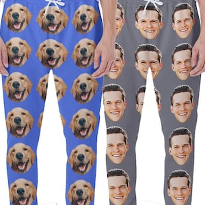 Peut inclure: Deux paires de pantalons de survêtement bleus et gris avec un motif répété de visages. Une paire présente un visage d'homme et l'autre paire présente un visage de chien.