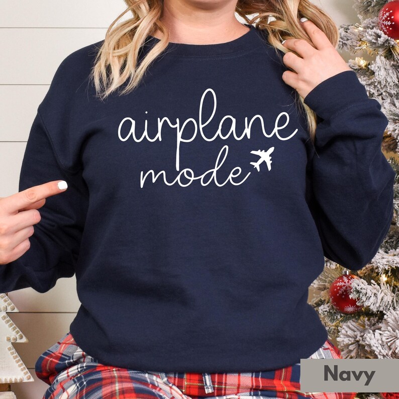 Op de afbeelding: Een marineblauw sweatshirt met de tekst "airplane mode" in witte cursieve letters en een klein vliegtuigpictogram.