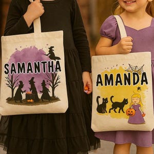 Puede incluir: Dos bolsas de lona beige con diseños de Halloween. Una presenta el nombre "SAMANTHA" con una nube morada, siluetas de brujas y árboles. La otra dice "AMANDA" con un fondo amarillo, gatos negros, una telaraña y una niña con una calabaza.