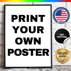Puede incluir: Un póster blanco con texto negro que dice "PRINT YOUR OWN POSTER". El póster está enmarcado en negro y está colgado en una pared de ladrillo blanco. Hay tres pegatinas en la pared junto al póster. Una pegatina es una bandera estadounidense roja, blanca y azul con el texto "MADE IN USA". Otra pegatina es negra con texto blanco que dice "★ FAST ★ SHIPPING". La tercera pegatina es dorada con el texto "CERTIFIED Quality 100%".