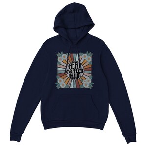 Op de afbeelding: Donkerblauwe hoodie met een retro-grafische print met een zonnestralenontwerp en de tekst "Here comes the sun".