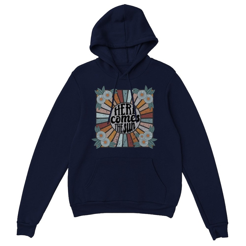 Op de afbeelding: Donkerblauwe hoodie met een retro-grafische print met een zonnestralenontwerp en de tekst "Here comes the sun".