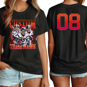 Puede incluir: Dos camisetas negras con tem&aacute;tica de f&uacute;tbol americano. Una camiseta presenta un gr&aacute;fico de tres jugadores de f&uacute;tbol con el texto "CUSTOM TEAM NAME". La otra camiseta tiene el n&uacute;mero "08" impreso en la espalda.