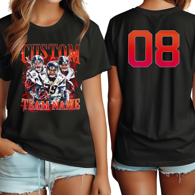 Puede incluir: Dos camisetas negras con tem&aacute;tica de f&uacute;tbol americano. Una camiseta presenta un gr&aacute;fico de tres jugadores de f&uacute;tbol con el texto "CUSTOM TEAM NAME". La otra camiseta tiene el n&uacute;mero "08" impreso en la espalda.